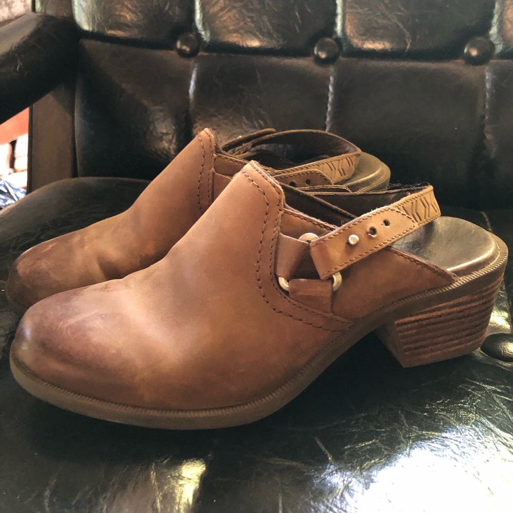 Slip on heeled booties